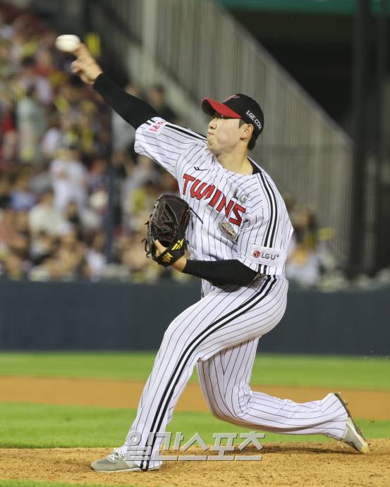 9일 오후 서울 잠실야구장에서 열린 프로야구 KIA와 LG 경기. LG 투수 진우영이 9회 등판 역투하고있다. 잠실=정시종 기자 /2024.07.09.