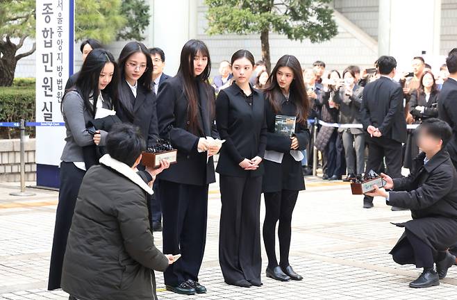 그룹 뉴진스(NJZ)가 7일 오후 어도어가 뉴진스 멤버들을 상대로 제기한 기획사 지위보전 및 광고계약 체결 등 금지 가처분 심문을 마치고 입장을 밝히고 있다. 서병수 기자 qudtn@edaily.co.kr /2025.03.07/