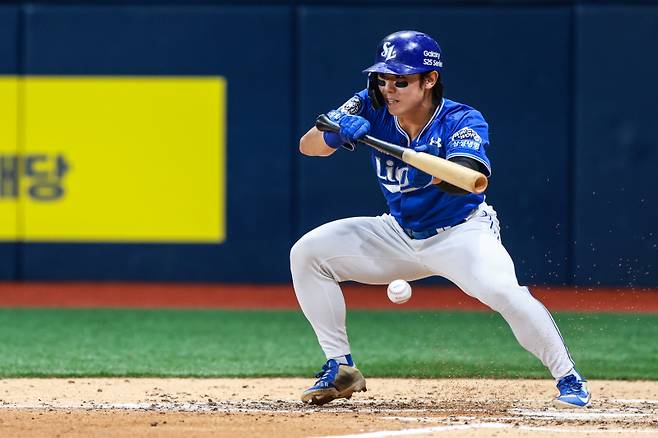 번트를 시도하는 김성윤. 삼성 제공