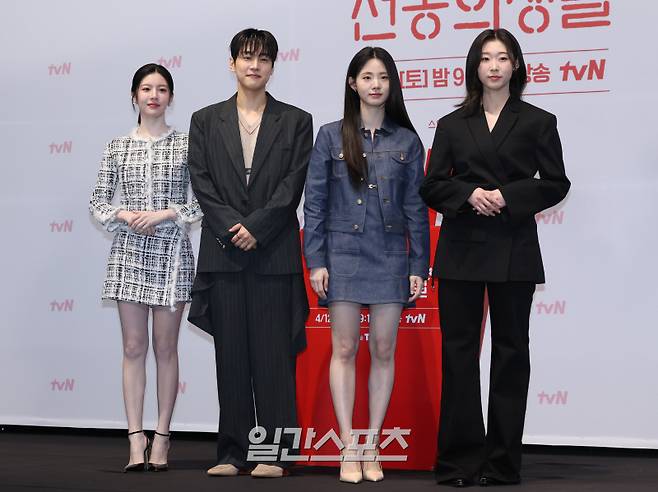 배우 고윤정, 강유석, 신시아, 한예지가 10일 오전 서울 구로구 라마다호텔에서 열린 tvN 토일드라마 '언젠가는 슬기로울 전공의생활' 제작발표회에 참석해 포즈를 취하고 있다. 서병수 기자 qudtn@edaily.co.kr /2025.04.10/