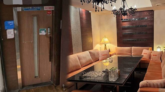 더불어민주당이 공개한 제보사진 속 룸살롱