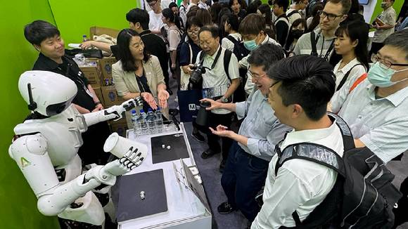 엄윤설 에이로봇 대표(왼쪽 상단)가 21일 대만 타이베이 난강 전시센터에서 열린 '컴퓨텍스 2025'에서 방문객들에게 '엘리스'를 소개하고 있다. 엘리스의 주사위 숫자 공개에 즐거워하는 관람객들. [사진=에이로봇]