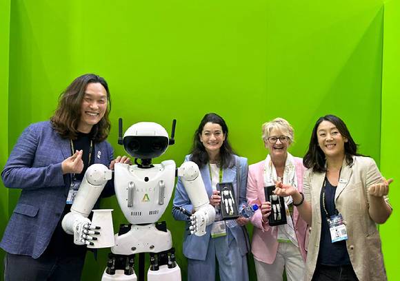 왼쪽부터 한재권 한양대에리카 로봇공학과 교수, 엔비디아 관계자들, 엄윤설 에이로봇 대표가 21일 대만 타이베이 난강전시센터에서 열린 컴퓨텍스 2025에서 '엘리스'와 기념사진을 찍고 있다. [사진=에이로봇]