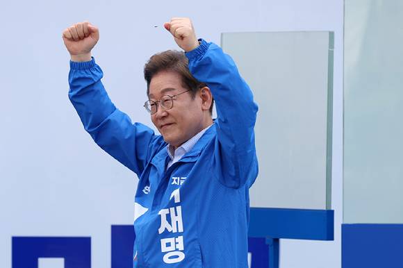 더불어민주당 이재명 대선 후보가 지난 20일 경기 고양 일산문화광장에서 유세를 마친 후 시민들에게 인사하고 있다. 2025.5.2 [사진=연합뉴스]
