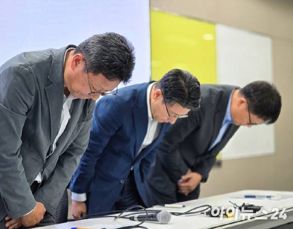 22일 오전 서울 중구 삼화타워에서 열린 SK텔레콤 유심 일부 정보 유출 관련 데일리(일일) 브리핑에서 SK텔레콤 임원들이 SK텔레콤 침해사고가 발생한 데 대해 고개 숙여 사과하고 있다. 사진은 왼쪽부터 김희섭 SK텔레콤 PR센터장, 임봉호 SK텔레콤 MNO사업부장, 류정환 SK텔레콤 네트워크인프라센터장. [사진=안세준 기자]