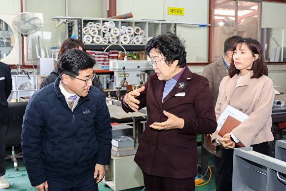 김경희 이천시장이 지역 기업 지코빌를 방문하고 애로사항을 청취하고 있다. [사진=이천시]