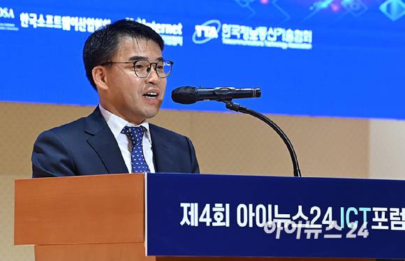 제4회 아이뉴스24 ICT 포럼 '장르 플랫폼 파괴적 혁신: 게임 개척자에게 노하우를 듣다' 라는 주제로 22일 오후 서울 중구 페럼타워 페럼홀에서 열렸다. 정상원 문화체육관광부 콘텐츠정책국장이 축사를 하고 있다. [사진=곽영래 기자]