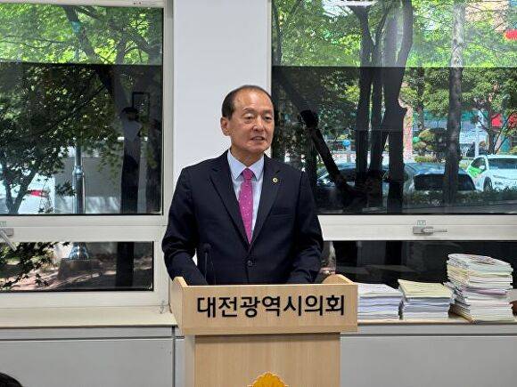 22일 대전시의회 기자실에서 회견 중인 박종선 시의원. 이재명 후보 선대위 민생위원장으로 임명됐음을 밝히며 국민의힘 탈당 이후 심경을 전했다. [사진=강일 기자]