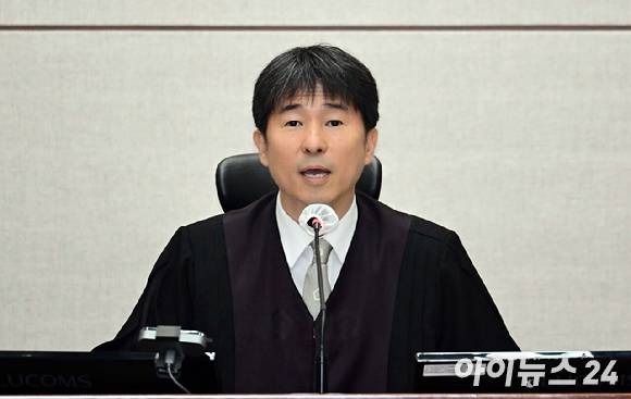 지귀연 부장판사가 지난 21일 오전 서울 서초구 서울중앙지법 417호 법정에서 열린 윤석열 전 대통령의 내란 우두머리 혐의 재판을 하기 전 언론 공개에 대한 발언을 하고 있다. [사진=사진공동취재단]