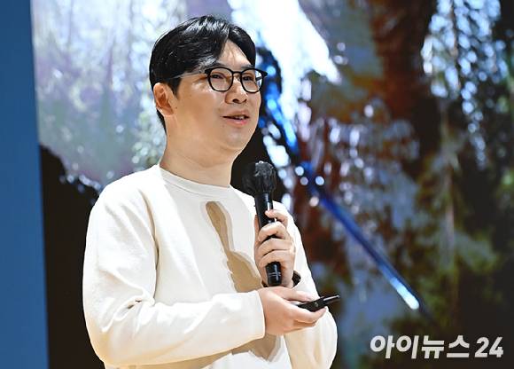 제4회 아이뉴스24 ICT 포럼 '장르 플랫폼 파괴적 혁신: 게임 개척자에게 노하우를 듣다' 라는 주제로 22일 오후 서울 중구 페럼타워 페럼홀에서 열렸다. 양홍석 매드엔진 '나이트 크로우' PD가 강연을 하고 있다. [사진=곽영래 기자]