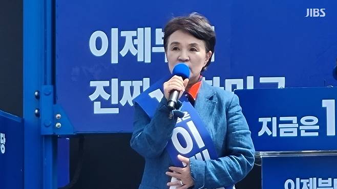 강금실 이재명 선대위 총괄선대위원장이 오늘(22일) 제주시 동문로터리에서 진행된 이재명 더불어민주당 대선 후보 유세에서 찬조 연설에 나선 모습 (사진, 오일령 기자)