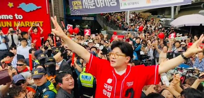 한동훈 전 대표가 21일 대구 중구 서문시장에서 김문수 대선 후보 지원 유세를 하고 있는 모습. (본인 페이스묵 캡처)