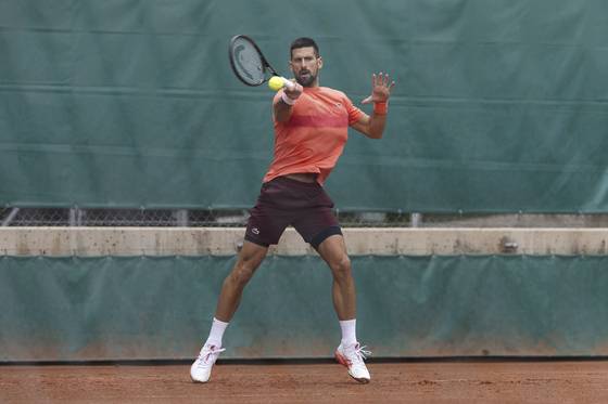 ‘클레이 코트 황제’ 라파엘 나달이 은퇴한 이후 처음 열리는 테니스 메이저대회 프랑스오픈은 백전노장 노바크 조코비치. [AP=연합뉴스]