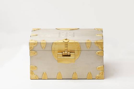 백동에 희(囍)자를 새긴 함. [사진 박여숙화랑]