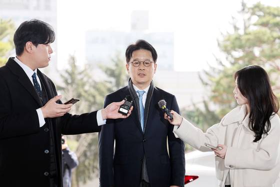 이창수 서울중앙지검장과 조상원 중앙지검 4차장 검사는 탄핵소추안 기각으로 업무에 복귀한 지 두달만인 지난 20일 사의를 표명했다. 사직 예정일은 대선 하루 전날인 다음달 2일이다. 중앙포토