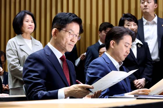 국민의힘 김문수 대선 후보와 개혁신당 이준석 대선 후보가 19일 오전 서울 중구 서울시청에서 열린 약자와 동행하는 서울 토론회에 참석한 모습. 임현동 기자