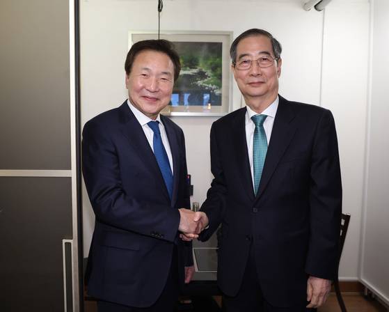 손학규 전 민주당 대표와 한덕수 전 국무총리가 5일 서울 종로구의 한 식당에서 만찬 회동을 갖기 전 인사를 나누고 있다. 뉴스1