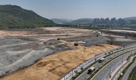 세종시 세종동의 국회 세종의사당 예정부지에서 덤프트럭 등을 동원해 터닦기 작업을 하고 있다. 서울 여의도 국회의사당의 분원 성격으로 세종의사당을 짓기로 한 곳이다. [연합뉴스]