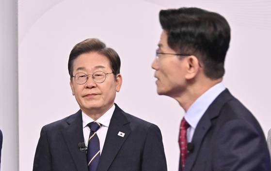 지난 18일 이재명(왼쪽) 더불어민주당 대선 후보, 김문수 국민의힘 대선 후보가 18일 서울 마포구 SBS프리즘타워에서 열린 중앙선거방송토론위원회 주관 제21대 대통령선거 후보자 토론회 시작에 앞서 준비하고 있는 모습. 뉴시스