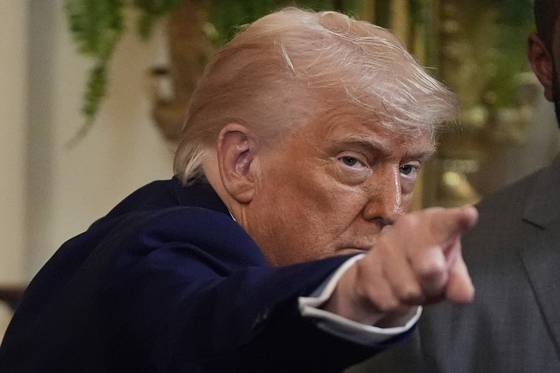 도널드 트럼프 대통령이 21일(현지시간) 백악관에서 열린 NCAA 챔피언 플로리다 대학교 농구팀 초청 행사 도중 어딘가를 지목하고 있다. AP=연합뉴스