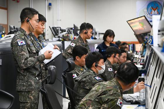 공군 중앙방공통제소(MCRC) 무기운영팀이 항적분리 임무를 수행하고 있다. 사진 공군