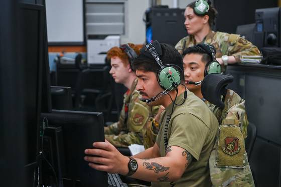 미 621항공통제대대 통제사들이 항공관제 임무를 수행하고 있다. 사진 공군 제공