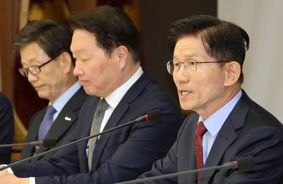 김문수 국민의힘 대선 후보가 22일 서울 중구 대한상공회의소에서 열린 경제5단체 간담회에서 발언하고 있다. 사진 오른쪽부터 김 후보, 최태원 대한상의 회장, 윤진식 한국무역협회 회장. 임현동 기자