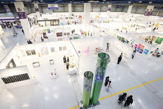 22일 코엑스에서 '조형아트서울 2025'가 개막했다. 앞에 두 개의 기둥 모양 조형물은 권치규의 ‘Resilience-성장기’(2025). 연합뉴스