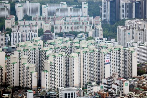 22일 한국부동산원이 발표한 5월 셋째주(5월 19일 기준) 전국 주간 아파트가격 동향에 따르면 서울 아파트 매매가격 상승률은 0.13%로, 전주(0.10%)보다 상승폭이 커졌다. 이로써 서울은 16주 연속 상승했다. 사진은 서울 송파구 아파트의 모습. 연합뉴스