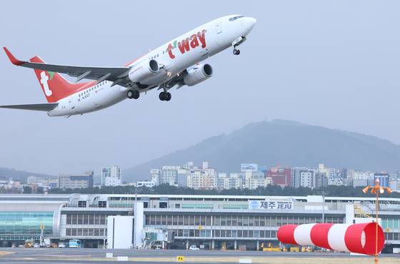 지난 2월 제주공항 활주로에서 강풍을 뚫고 항공기가 이륙하고 있다. 연합뉴스