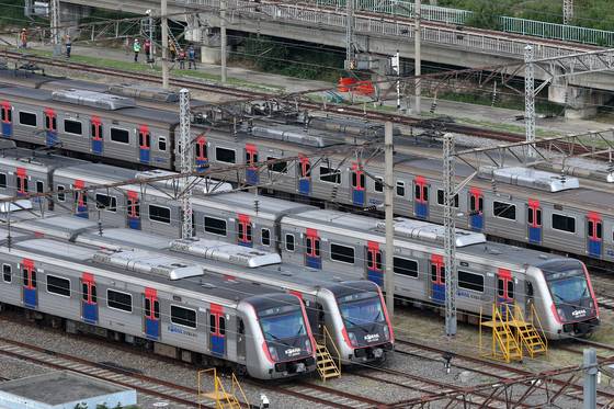 서울 구로구 한국철도공사 구로차량사업소에 열차가 정차해 있다. [뉴스1]