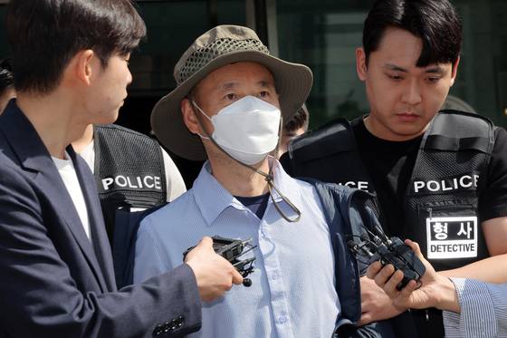 금전 문제로 갈등을 빚은 지인과 평소 앙심을 품었던 이웃 등 4명을 살상한 혐의로 체포된 피의자 차철남(56·중국 국적)이 21일 오전 경기도 시흥시 장곡동 시흥경찰서에서 구속 전 피의자 심문(영장실질심사)을 받기 위해 나오고 있다. 뉴스1