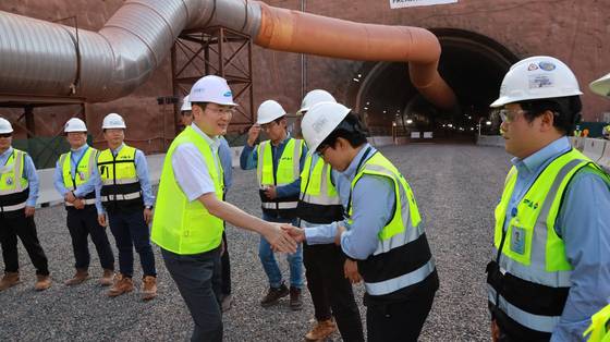 2023년 10월 사우디 네옴시티 건설 현장을 찾은 이재용 삼성전자 회장. 삼성물산이 참여하는 지하 터널 공사장에서 직원들을 격려하고 있다. 사진 삼성전자