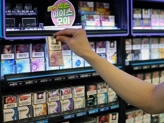 22일 서울 시내 한 편의점에서 직원이 담배를 정리하고 있다. 뉴스1