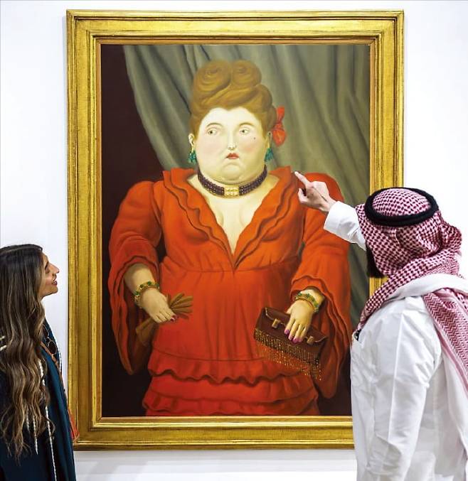 지난 2월 소더비가 사우디아라비아 디리야에서 개최한 경매에 페르난도 보테로의 ‘사교계 여인’이 전시돼 있다. 이 작품은 약 100만달러에 낙찰됐다.  /소더비 홈페이지