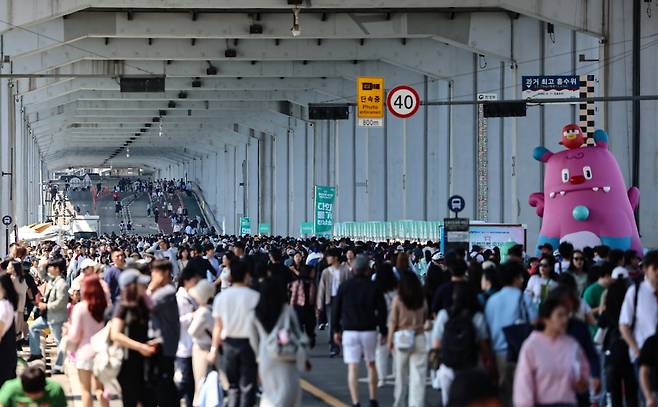 지난 18일 잠수교를 찾은 시민들. /사진=뉴스1