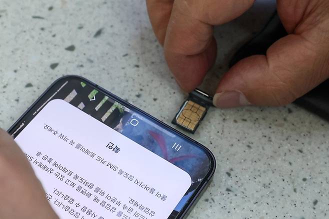 인천 중구 인천국제공항 1터미널 SK텔레콤 로밍센터 앞에서 한 여행객이 유심을 교체를 하고 있다. 사진=임형택 한국경제신문 기자