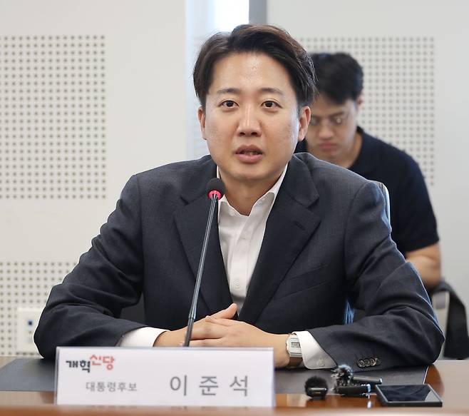 이준석 개혁신당 대통령 후보가 21일 오후 경기 성남시 성남의료원에서 발언하고 있다. /연합뉴스