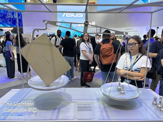 에이수스의 초경량 AI 노트북. 사진=박의명 기자