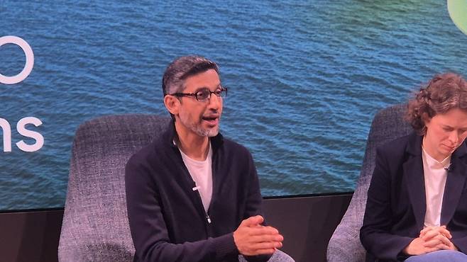 순다르 피차이 구글 최고경영자(CEO)가 21일(현지시간) 미국 마운틴뷰 구글 본사에서 열린 개발자대회(I/O) 기자간담회에서 취재진의 질문에 답변하고 있다. 오른쪽은 엘리자베스 리드 구글 검색부문 부사장. / 송영찬 특파원