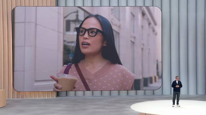 샤람 이자디 구글 XR부문 부사장이 20일(현지시간) 미국 마운틴뷰 구글 본사에서 열린 개발자대회(I/O)에서 공개한 XR 스마트안경에 대해 설명하고 있다./ 구글 유튜브 캡처