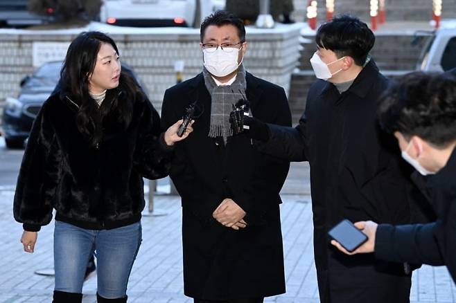 거액의 비자금을 조성한 혐의를 받은 장원준 전 신풍제약 대표(가운데, 창업주 2세)가 2023년 1월 서울 서초구 서울중앙지방법원에서 열린 영장실질심사에 출석하고 있다. / 사진=연합뉴스