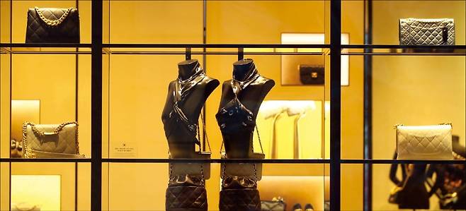 서울 시내 샤넬 매장 진열창 모습. 사진=연합뉴스