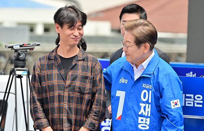 이재명 더불어민주당 대통령 후보가 22일 오전 제주동문시장 앞 탐라문화광장에서 배우 박혁권과 함께 유세를 하고 있다./사진=뉴스1