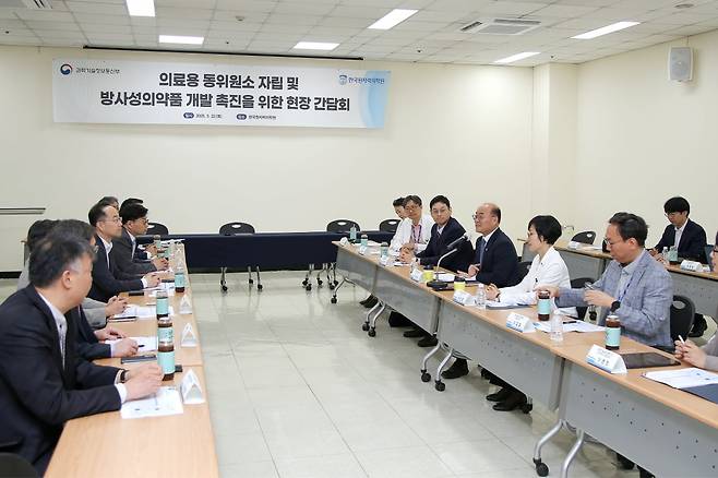 22일 서울 노원구 한국원자력의학원에서 열린 간담회에서 이창윤 과기정통부 제1차관이 인삿말을 전하고 있다. 과기정통부 제공