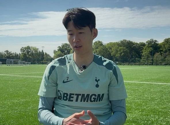 손흥민(토트넘)이 12일(현지시간) 유럽축구연맹(UEFA) 유로파리그(UEL) 결승을 앞두고 북런던 토트넘 홋스퍼 FC 트레이닝 그라운드에서 열린 미디어 오픈 데이에서 한국 취재진과 만나 인터뷰하고 있다. /사진=연합뉴스