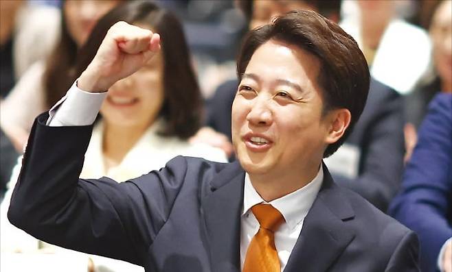 < 주먹 쥔 이준석 > 이준석 개혁신당 대선 후보가 22일 서울 한남동 그랜드하얏트호텔에서 열린 주한미국상공회의소(암참) 간담회에서 ﻿주먹을 쥐며 웃고 있다. /연합뉴스