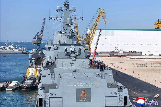 북한 김정은 국무위원장이 신형 ‘다목적구축함’ 최현함의 진수 사흘 만에 진행된 첫 무장 시험사격을 참관했다고 조선중앙통신이 지난 4월30일 보도했다. 연합뉴스