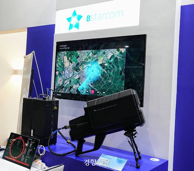 지난 21일(현지시간) 말레이시아 방산전시회 ‘LIMA 2025’ 전시회장 안에 마련된 한국관 부스에서 비스타컴의 백팩형 안티 드론 체계인 ‘하이브리드 드론 건’이 전시돼있다. 한국방위산업진흥회 제공