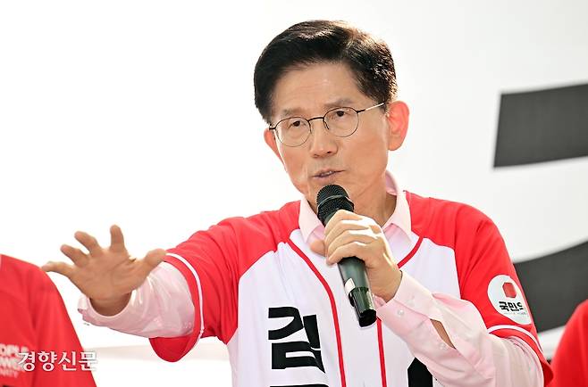김문수 국민의힘 대선 후보가 지난 20일 서울 송파구 석촌호수 인근에서 시민들에게 지지를 호소하고 있다. 성동훈 기자